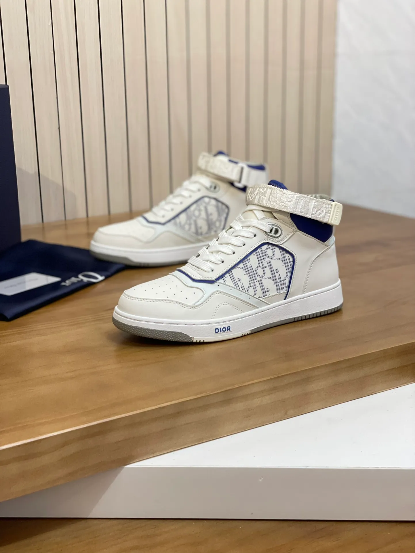 Men's shoes: 💰P460¥ Product trademark: Dior* "Dior*" high-top casual shoes Regular size: 38-44 (can be customized to 45.46) Product materials: Upper imported cowhide stitched with original fabric, breathable lining, original outsole. Number: 1006